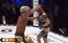 Video trận MMA 'quái đản': Nữ võ sĩ xinh đẹp bị đối thủ nam đánh 'thấy thương'