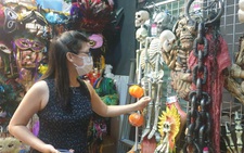 Dân Sài Gòn đổ đi mua tôm cá giảm giá, hàng hóa trang dịp Halloween ế ẩm