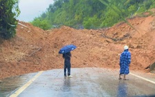 Đèo Khánh Lê sạt lở nghiêm trọng, đường Nha Trang - Đà Lạt ách tắc