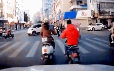 Video: Cảnh sát bắn chết trâu 'điên' húc 7 người bị thương