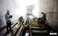 Cận cảnh lắp đặt những đoạn đường ray cuối cùng tuyến metro Bến Thành - Suối Tiên