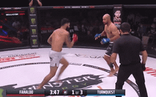 'Nhắc nhở' đối thủ xong, võ sĩ phi thân lên gối tung đòn knock-out tuyệt đẹp