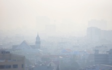 TP.HCM buổi sáng se lạnh, nhà cửa đường sá ẩn hiện trong mù