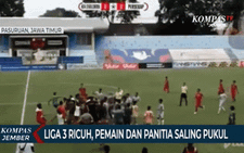 Cầu thủ và chủ tịch đội bóng ở Indonesia bị đánh, cảnh sát lao vô đá gục cầu thủ đối phương