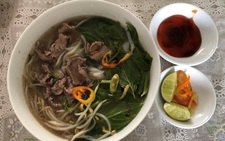 Tôi nhịn thèm để về quê ăn đúng quán phở quen