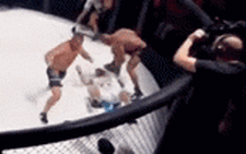 'Hỗn chiến MMA' gây phẫn nộ: võ sĩ nằm bất tỉnh vẫn bị đấm liên tiếp vào mặt hơn 17 giây