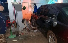 Lái xe vô nhà nghỉ thuê phòng, bất ngờ tông sập tường đè chết bé gái 1 tuổi