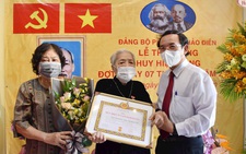 Bí thư Nguyễn Văn Nên đến nhà trao Huy hiệu 75 năm tuổi Đảng cho hai đảng viên