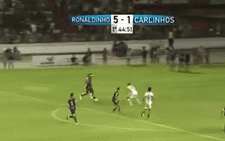 Trở lại sân cỏ ở tuổi 41, Ronaldinho gây sốt với 'siêu phẩm' lốp bóng