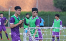 HLV Park Hang Seo loại trung vệ Đình Trọng khỏi trận Campuchia