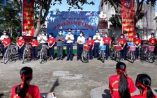 Bộ tư lệnh Vùng cảnh sát biển 4 trao 'quà yêu thương' cho ngư dân và trò nghèo