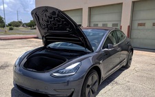 Xe Tesla gặp lỗi tự bung cốp trước khi đang chạy và lỗi camera sau