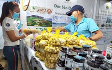 Sắm Tết sớm... chạy dịch