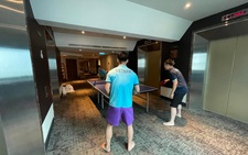 Tuyển Việt Nam được tặng bàn bóng bàn để giải trí tại Singapore