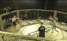 Đối thủ đưa tay xin chạm găng, võ sĩ 'phớt lờ' và lao đến lên gối hạ knock-out sau 7 giây