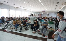 Khách ùn ùn tới các ga tàu đổi trả vé, hoàn tiền sau 3 tháng