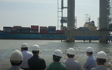 Yêu cầu điều tra vụ tàu container đâm gãy cần cẩu thi công cầu Phước Khánh
