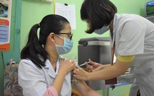 Khánh Hòa tiêm vắc xin COVID-19 cho nhân viên tuyến đầu chống dịch