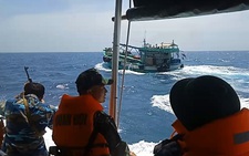Truy đuổi 40 phút trên biển, nổ súng bắt tàu chở 3.000 lít dầu 'lậu'