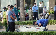 Chàng trai nước ngoài đang chạy xe máy, ngã lăn ra chết giữa đường