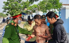 Khống chế người đàn ông vừa ra tù ‘ngáo đá’ cầm dao tự cắt tay, cổ mình