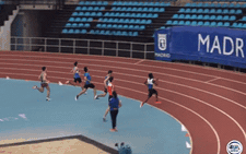 Tăng tốc như Usain Bolt, về đích đầu tiên rồi... té sấp mặt và 'biến mất' khỏi đường chạy