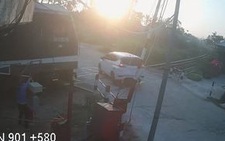 Vụ tàu hỏa tông ôtô ở Quảng Ngãi: Nhân viên quên hạ gác chắn?