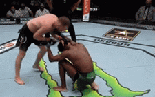 Võ sĩ MMA quăng đai vô địch sau khi bị đối thủ hạ knock-out bằng đòn gối phạm luật