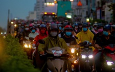 Chiều tối 15-4, nhiều đường phố khu vực trung tâm TP.HCM ùn tắc nặng sau mưa
