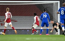 Thủ môn mắc sai lầm ngớ ngẩn khiến Arsenal thua đau Everton