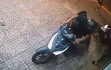 Thấy bẻ khóa xe, 'hiệp sĩ' lao vào tên trộm, giữ tài sản cho người dân