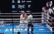 Trong 30 giây, võ sĩ 2 lần đấm ngã đối thủ để giành đai vô địch WBC