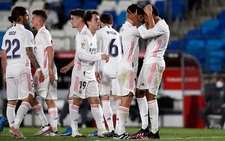 Real Madrid 'bám sát' Atletico Madrid trong cuộc đua vô địch