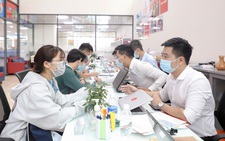 Vừa thi xong học kỳ, nhiều học sinh tranh thủ đăng ký xét tuyển học bạ