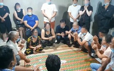 Cảnh sát phải lái xe không đèn trong đêm phá sòng bạc giữa đồng Nhà Bè