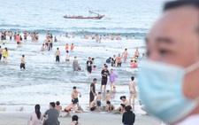 Ngoài phố Đà Nẵng dân mang khẩu trang kín mít, ở biển nhắc mới đeo