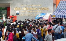 Phần mềm khai báo y tế lỗi, bệnh nhân dồn ứ trước cổng Bệnh viện Hùng Vương