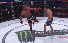 Ngọn cước 'hoang dã' làm gãy mũi đối thủ, võ sĩ lập kỉ lục thắng knock-out