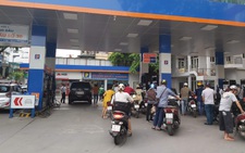 Giá xăng RON95-III giảm 102 đồng một lít