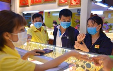 Giá vàng bốc hơi 100 USD/ounce ba ngày, chuyên gia dự báo giảm nữa
