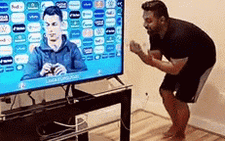 Xem màn chuyền chai nước ngọt 'cực gắt' giữa Ronaldo với... người hâm mộ