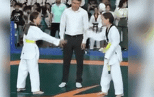 Gặp nhau ở chung kết taekwondo, hai chị em 'từ chối' đánh nhau mà chơi... 'oẳn tù tì'