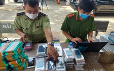 Điện thoại iPhone, Samsung xếp lớp trong thùng cactông như đồ chơi