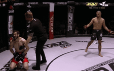 Cao thủ MMA tung cú đá trúng 'chỗ hiểm' khiến đối thủ quỳ gối la hét