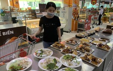 Cơm, canh nấu chín lên quầy
