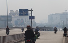 Sài Gòn giãn cách ít xe đi, sao trời vẫn mờ mịt tới gần trưa?
