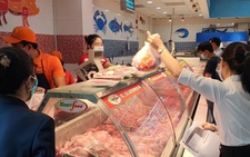 Trứng ở siêu thị giá bình ổn bị 'gom' để bán ra ngoài