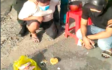 Nhận mấy gói mì 'tiếp tế' mà trả 500 ngàn, truy ra là ma túy