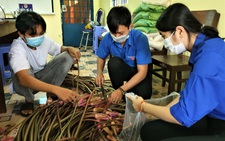 Thanh niên đi chợ giúp người dân cách ly giữa mùa dịch bệnh