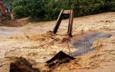 Cầu sắt bị trôi do mưa lũ, 750 người dân ở vùng cao Thanh Hóa bị cô lập